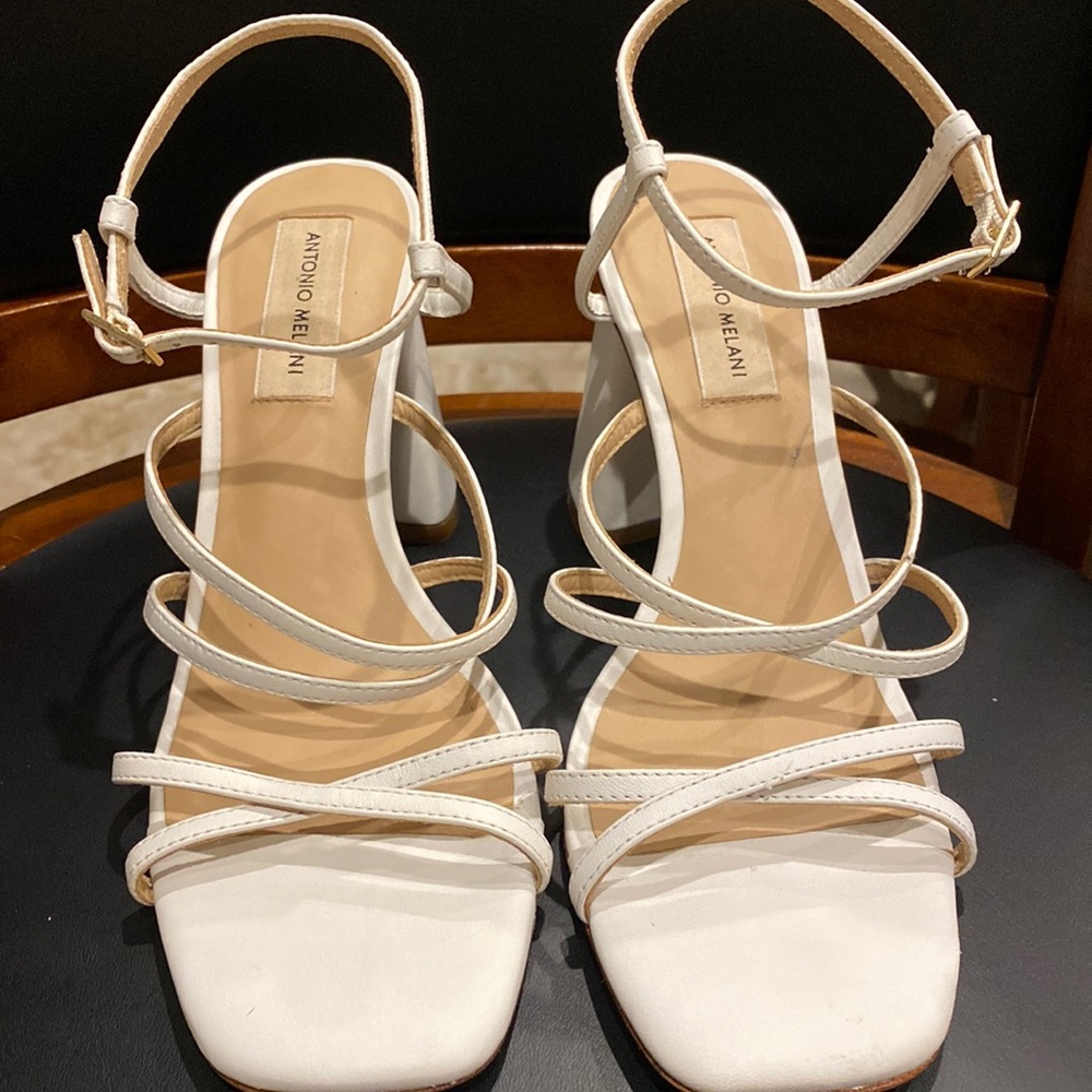 Antonio melani NEW NEVER WORN Sz 7.5 White Block Heel Strappy Leather Sole